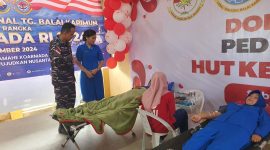 Danlanal Karimun Letkol Laut (P) Anro Casanova didampingi Istri meninjau kegiatan donor darah. Foto: istimewa