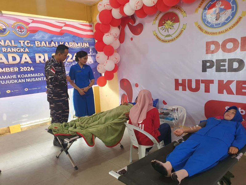 Danlanal Karimun Letkol Laut (P) Anro Casanova didampingi Istri meninjau kegiatan donor darah. Foto: istimewa