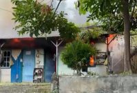 Api membakar dua unit rumah di kawasan Bukit Tiung, Kelurahan Tanjung Balai, Kecamatan Karimun. Foto: Tangkapan layar video
