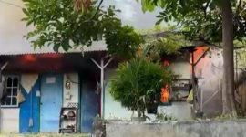 Api membakar dua unit rumah di kawasan Bukit Tiung, Kelurahan Tanjung Balai, Kecamatan Karimun. Foto: Tangkapan layar video