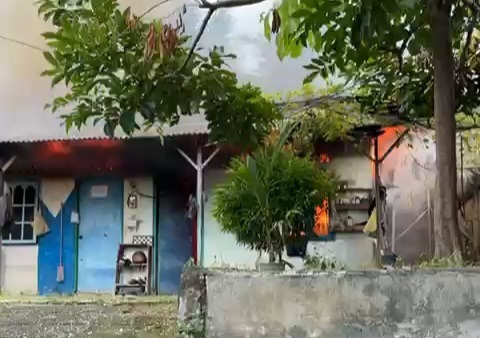 Api membakar dua unit rumah di kawasan Bukit Tiung, Kelurahan Tanjung Balai, Kecamatan Karimun. Foto: Tangkapan layar video