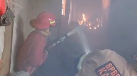 Petugas BPBD Damkar Karimun melakukan upaya pemadaman di area Gudang Laundry Hotel Aston Karimun. Foto: istimewa