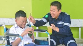 Potret kepedulian Karyawan PT Timah dalam mrndukung pendidikan bagi penyandang disabilitas. Foto: Humas PT Timah