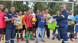 Jalin Silahturahmi Melalui Olahraga, PT Timah Serahkan Bantuan Saran Olahraga Kepada Tim Sepakbola ASPAJA. Foto: Humas PT Timah.