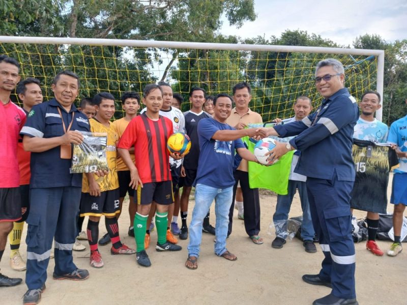 Jalin Silahturahmi Melalui Olahraga, PT Timah Serahkan Bantuan Saran Olahraga Kepada Tim Sepakbola ASPAJA. Foto: Humas PT Timah.