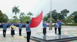 Pelaksanaan Upacara Peringatan HUT ke-53 KORPRI di Kantor Bupati Karimun. Foto: Forkopim Karimun.