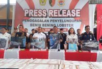 Kakanwil DJBC Khusus Kepri, Adhang Noegroho Adhi, DirTiPiter Brigjen Pol Nunung Saefudin memimpin Konferensi Pers Penyeludupan BBL di Perairan Kepri. Foto: ricky/kepriheadline.id