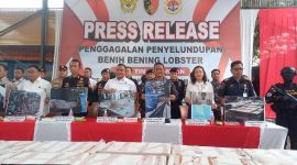 Kakanwil DJBC Khusus Kepri, Adhang Noegroho Adhi, DirTiPiter Brigjen Pol Nunung Saefudin memimpin Konferensi Pers Penyeludupan BBL di Perairan Kepri. Foto: ricky/kepriheadline.id