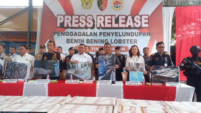 Kakanwil DJBC Khusus Kepri, Adhang Noegroho Adhi, DirTiPiter Brigjen Pol Nunung Saefudin memimpin Konferensi Pers Penyeludupan BBL di Perairan Kepri. Foto: ricky/kepriheadline.id