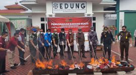 Kajari Karimun Priyambudi memimpin Pemusnahan Barang Bukti dari 54 perkasa yang ditangani Kejaksaan Negeri Karimun. Foto: ricky/kepriheadline.id