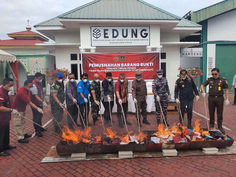 Kajari Karimun Priyambudi memimpin Pemusnahan Barang Bukti dari 54 perkasa yang ditangani Kejaksaan Negeri Karimun. Foto: ricky/kepriheadline.id