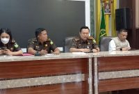 Kepala Kejaksaan Negeri Karimun Priyambudi mengumumkan penetapan tersangka kasus dugaan mark-up anggaran BBM dan Pemeliharaan Mesin di DLH Karimun. Foto: ricky/kepriheadline.id