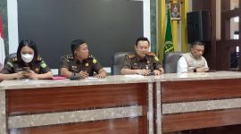 Kepala Kejaksaan Negeri Karimun Priyambudi mengumumkan penetapan tersangka kasus dugaan mark-up anggaran BBM dan Pemeliharaan Mesin di DLH Karimun. Foto: ricky/kepriheadline.id