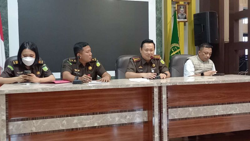 Kepala Kejaksaan Negeri Karimun Priyambudi mengumumkan penetapan tersangka kasus dugaan mark-up anggaran BBM dan Pemeliharaan Mesin di DLH Karimun. Foto: ricky/kepriheadline.id