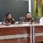 Kepala Kejaksaan Negeri Karimun Priyambudi mengumumkan penetapan tersangka kasus dugaan mark-up anggaran BBM dan Pemeliharaan Mesin di DLH Karimun. Foto: ricky/kepriheadline.id