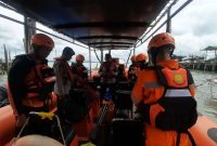 Tim SAR Gabungan melakukan upaya oenyisiran di lokasi kecelakaan laut di Perairan Kepala Riau. Foto: Dokumen Bansarnas/Istimewa