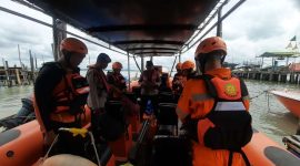 Tim SAR Gabungan melakukan upaya oenyisiran di lokasi kecelakaan laut di Perairan Kepala Riau. Foto: Dokumen Bansarnas/Istimewa