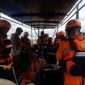 Tim SAR Gabungan melakukan upaya oenyisiran di lokasi kecelakaan laut di Perairan Kepala Riau. Foto: Dokumen Bansarnas/Istimewa