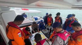 Tim SAR Gabungan melakukan pemetaan lokasi pencarian terhadap tiga korban kecelakaan laut di Perairan Kepala Riau, Kecamatan Sugie Besar. Foto: Dokumen Polisi