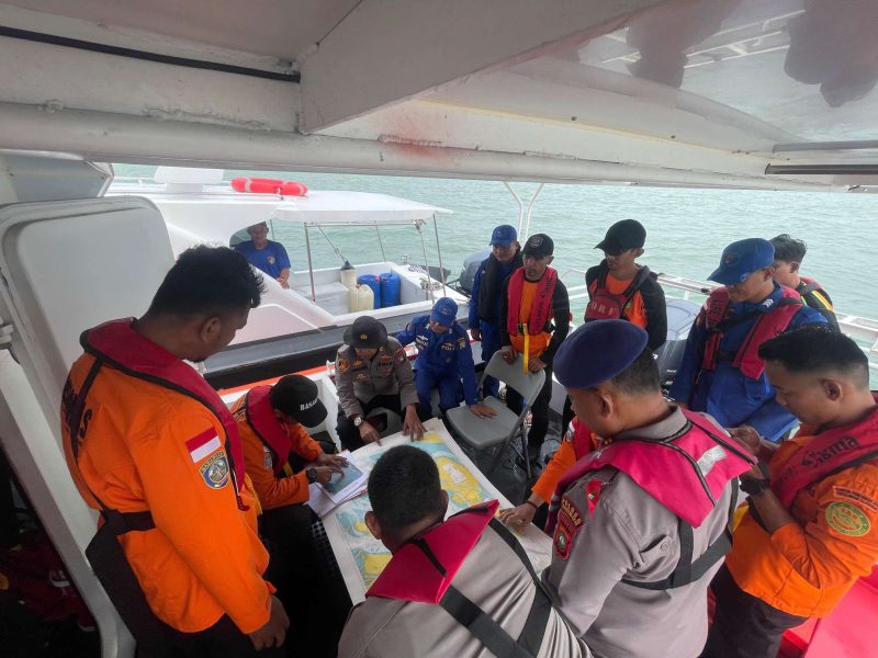 Tim SAR Gabungan melakukan pemetaan lokasi pencarian terhadap tiga korban kecelakaan laut di Perairan Kepala Riau, Kecamatan Sugie Besar. Foto: Dokumen Polisi