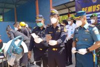Kakanwil DJBC Khusus Kepri Adhang menunjukkan Iphone 14 yang telah dimusnahkan dengan cara dipotong menggunakan gerinda. Foto: ricky/KepriHeadline.id