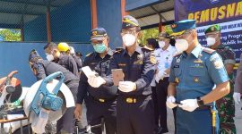 Kakanwil DJBC Khusus Kepri Adhang menunjukkan Iphone 14 yang telah dimusnahkan dengan cara dipotong menggunakan gerinda. Foto: ricky/KepriHeadline.id