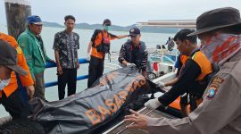 Tim Sar Gabungan mengevakuasi jasad korban kecelakaan laut di Kepala Riau. Foto: Dokumen Polisi/Istimewa