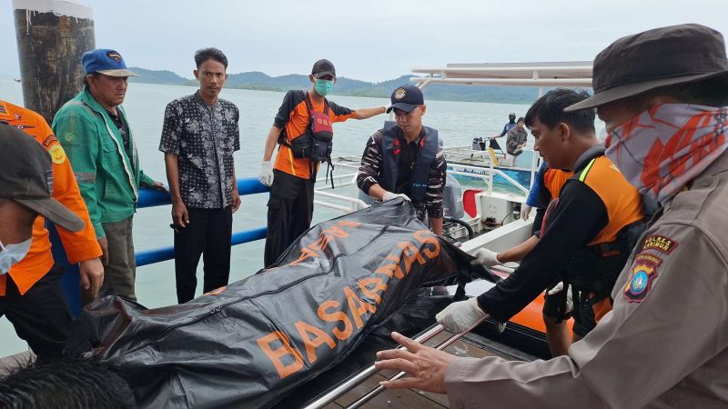 Tim Sar Gabungan mengevakuasi jasad korban kecelakaan laut di Kepala Riau. Foto: Dokumen Polisi/Istimewa