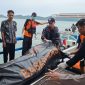 Tim Sar Gabungan mengevakuasi jasad korban kecelakaan laut di Kepala Riau. Foto: Dokumen Polisi/Istimewa