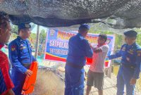 Satpolairud Polres Karimun Bagikan Life Jacket untuk Nelayan di Karimun. Foto: dokumen Polisi/Istimewa