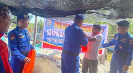 Satpolairud Polres Karimun Bagikan Life Jacket untuk Nelayan di Karimun. Foto: dokumen Polisi/Istimewa