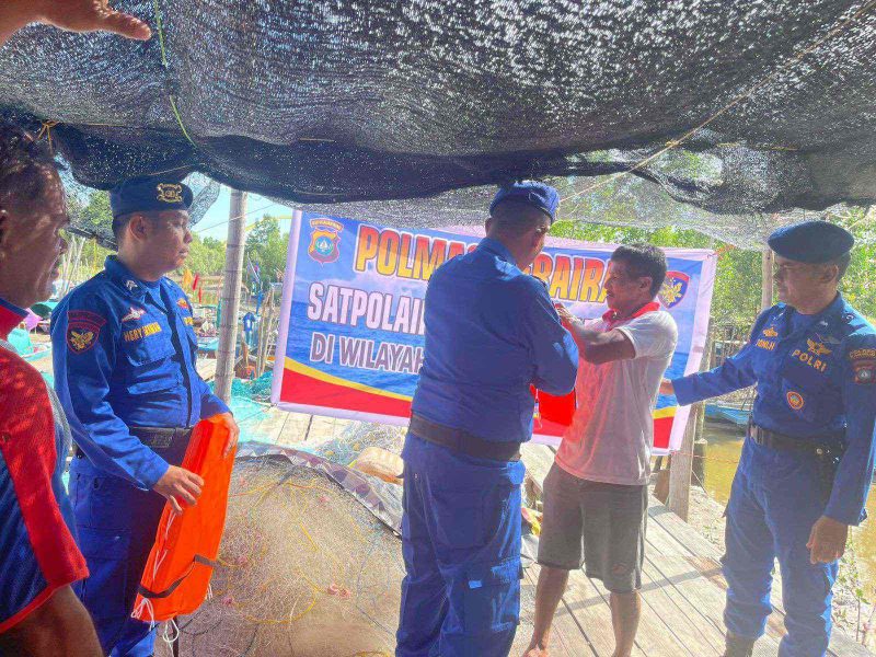 Satpolairud Polres Karimun Bagikan Life Jacket untuk Nelayan di Karimun. Foto: dokumen Polisi/Istimewa