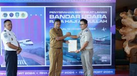 Kepala BPN Karimun Benny Ryanto menyerahkan sertipikat lahan bandara RHA ke PLT Sekda Kabupaten Karimun Djunaidy dengan disaksikan Kabandara RHA Karimun Fanani Zuhri. Foto: Istimewa