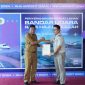Kepala BPN Karimun Benny Ryanto menyerahkan sertipikat lahan bandara RHA ke PLT Sekda Kabupaten Karimun Djunaidy dengan disaksikan Kabandara RHA Karimun Fanani Zuhri. Foto: Istimewa