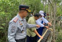 Proses pelepasan 100 bibit kepiting bakau di Hutan Mangrove Rutan Karimun. Foto: dokumen rutan/istimewa