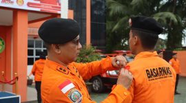 Kepala Kantor Pencarian dan Pertolongan Tanjungpinang Fazzli menyematkan pita tanda Operasi Apel Siaga Khusus Natal 2024 dan Tahun Baru 2025. Foto: Humas Basarnas/KepriHeadline.id