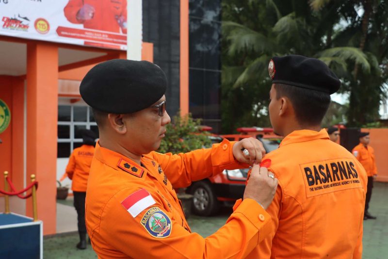 Kepala Kantor Pencarian dan Pertolongan Tanjungpinang Fazzli menyematkan pita tanda Operasi Apel Siaga Khusus Natal 2024 dan Tahun Baru 2025. Foto: Humas Basarnas/KepriHeadline.id