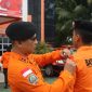 Kepala Kantor Pencarian dan Pertolongan Tanjungpinang Fazzli menyematkan pita tanda Operasi Apel Siaga Khusus Natal 2024 dan Tahun Baru 2025. Foto: Humas Basarnas/KepriHeadline.id
