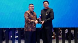 Wakil Menteri ATR/Wakil Kepala BPN, Ossy Dermawan dari Wakil Ketua Komisi Informasi Pusat (KIP), Arya Sandhiyudha menerima langsung penganugerahan Predikat Badan Publik Informatif. Foto: Biro Hubungan Masyarakat Kementerian Agraria dan Tata Ruang/Badan Pertanahan Nasional/Istimewa