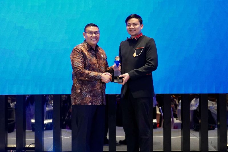 Wakil Menteri ATR/Wakil Kepala BPN, Ossy Dermawan dari Wakil Ketua Komisi Informasi Pusat (KIP), Arya Sandhiyudha menerima langsung penganugerahan Predikat Badan Publik Informatif. Foto: Biro Hubungan Masyarakat Kementerian Agraria dan Tata Ruang/Badan Pertanahan Nasional/Istimewa