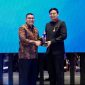 Wakil Menteri ATR/Wakil Kepala BPN, Ossy Dermawan dari Wakil Ketua Komisi Informasi Pusat (KIP), Arya Sandhiyudha menerima langsung penganugerahan Predikat Badan Publik Informatif. Foto: Biro Hubungan Masyarakat Kementerian Agraria dan Tata Ruang/Badan Pertanahan Nasional/Istimewa
