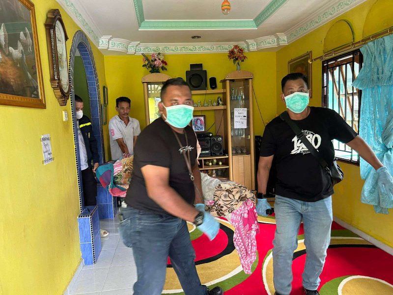 Polisi mengevakuasi Korban MS ke RSUD Muhammad Sani untuk proses pemeriksaan. Foto: dokumen polisi/istimewa