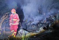 Petugas pemadam kebakaran melakukan upaya pemadaman api di Gudang Barang yang terbakar di Kawasan Pantai Pak Imam. Foto: Dokumen Damkar/Istimewa