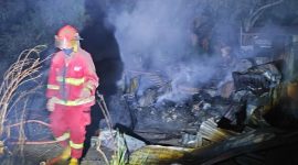 Petugas pemadam kebakaran melakukan upaya pemadaman api di Gudang Barang yang terbakar di Kawasan Pantai Pak Imam. Foto: Dokumen Damkar/Istimewa