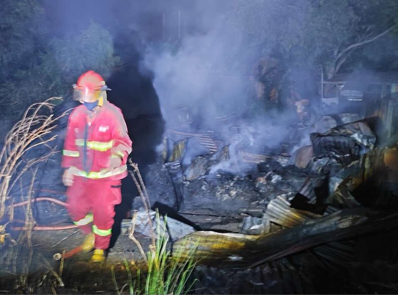 Petugas pemadam kebakaran melakukan upaya pemadaman api di Gudang Barang yang terbakar di Kawasan Pantai Pak Imam. Foto: Dokumen Damkar/Istimewa