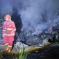 Petugas pemadam kebakaran melakukan upaya pemadaman api di Gudang Barang yang terbakar di Kawasan Pantai Pak Imam. Foto: Dokumen Damkar/Istimewa