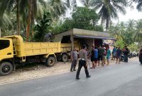 Truk Bermuatan Pasir Tabrak Mobil dan Kios di Karimun. Foto: Dokumen Polisi/Istimewa