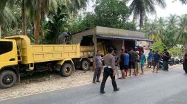 Truk Bermuatan Pasir Tabrak Mobil dan Kios di Karimun. Foto: Dokumen Polisi/Istimewa