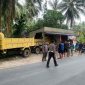 Truk Bermuatan Pasir Tabrak Mobil dan Kios di Karimun. Foto: Dokumen Polisi/Istimewa