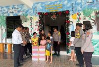Polsek Tebing menyerahkan bantuan sembako ke panti asuhan Jahova Jireh di Jalan Jenderal Sudirman Poros. Foto: Dokumen Polsek Tebing/Istimewa